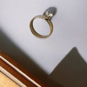 Elegant Silver Ring with Clear Gemstone